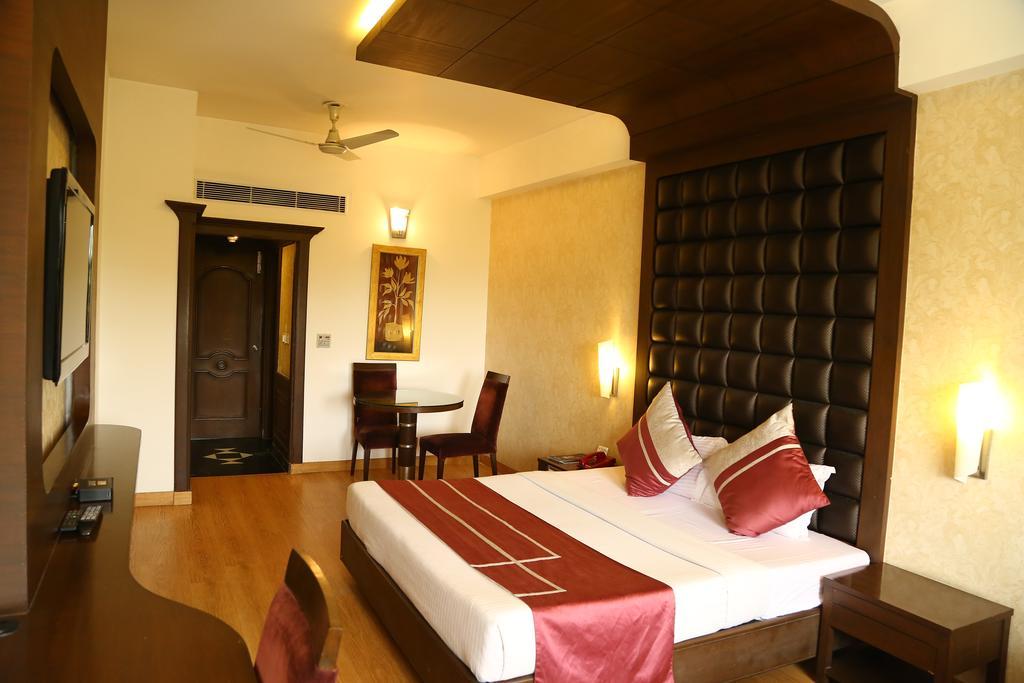 Hotel Park Grand Chandīgarh Esterno foto