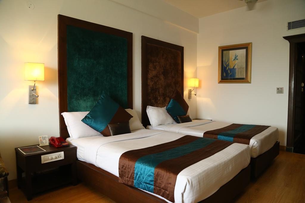 Hotel Park Grand Chandīgarh Esterno foto
