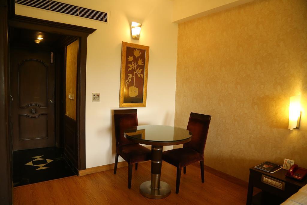 Hotel Park Grand Chandīgarh Esterno foto