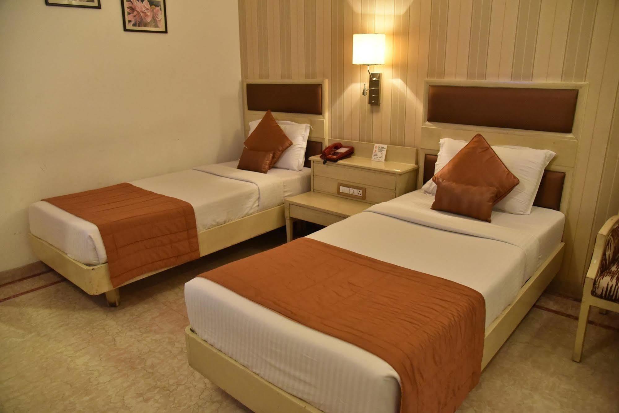 Hotel Park Grand Chandīgarh Esterno foto