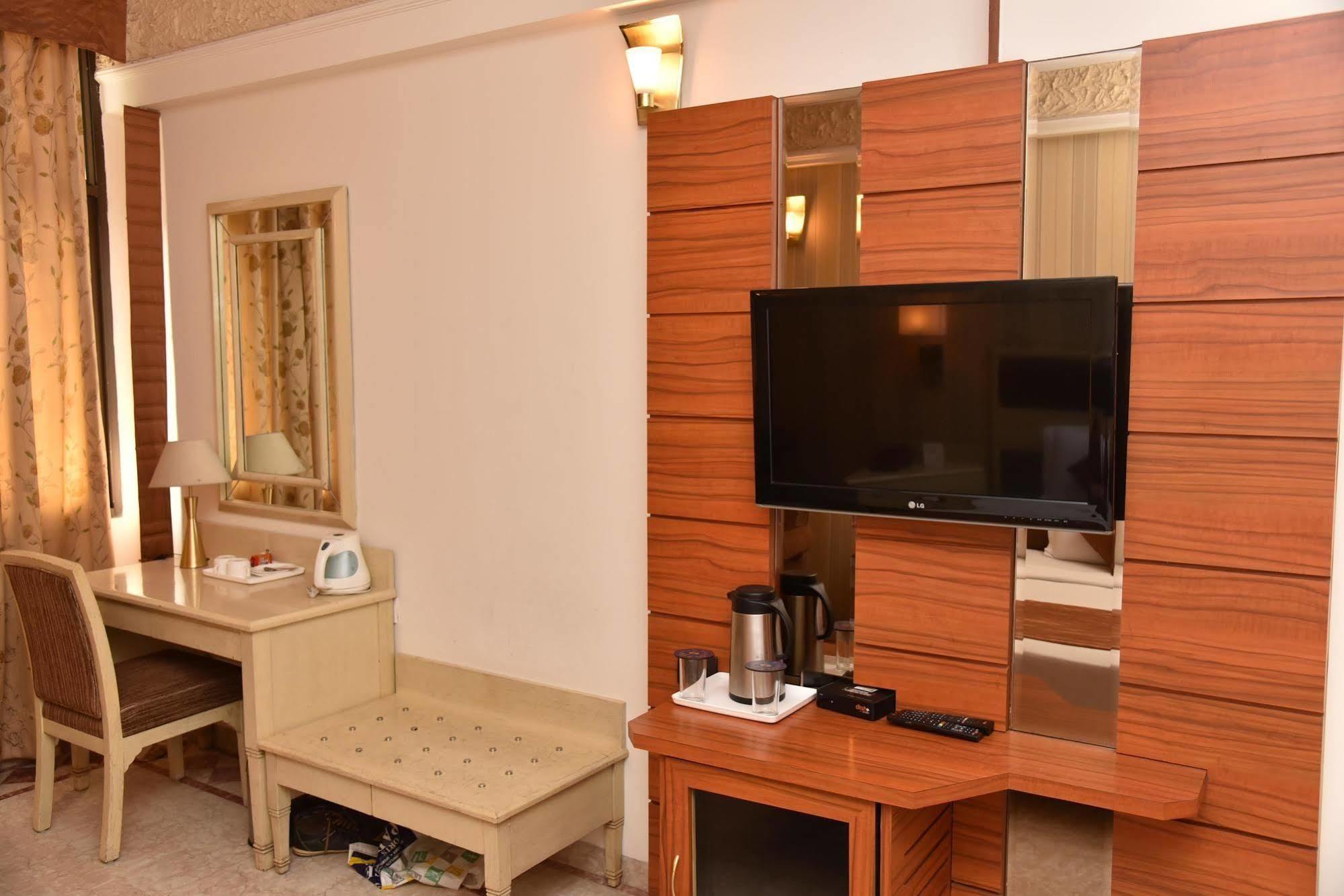 Hotel Park Grand Chandīgarh Esterno foto