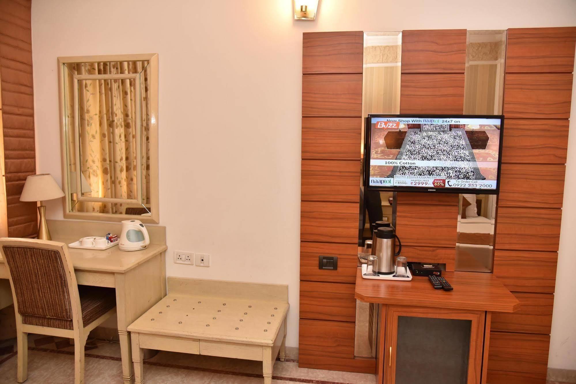 Hotel Park Grand Chandīgarh Esterno foto