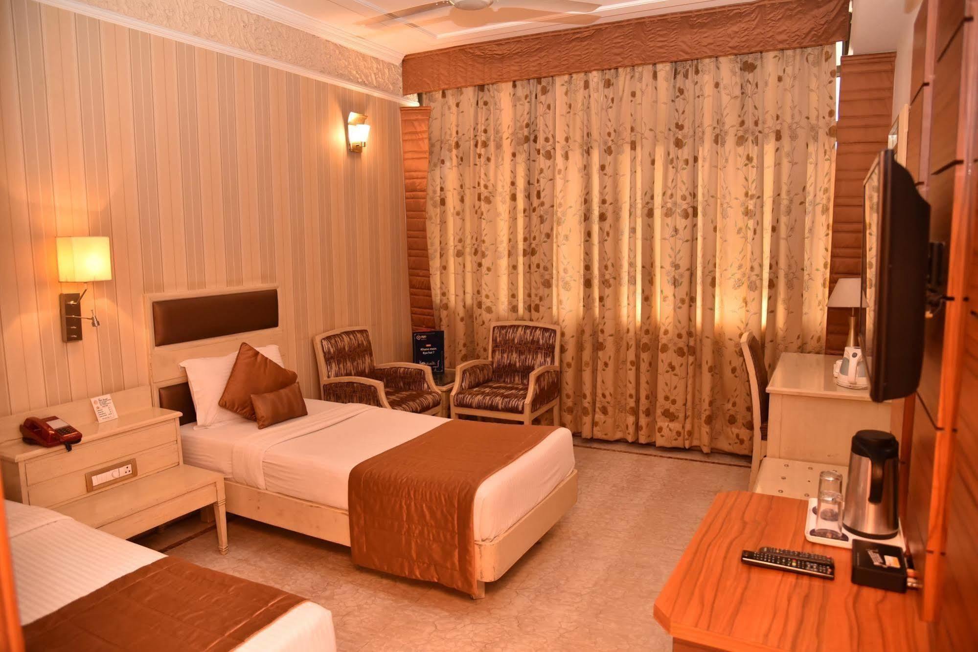 Hotel Park Grand Chandīgarh Esterno foto