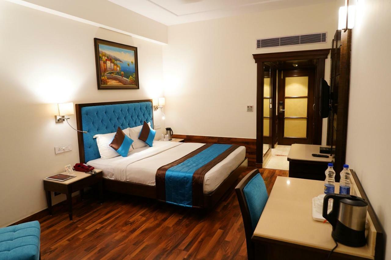 Hotel Park Grand Chandīgarh Esterno foto