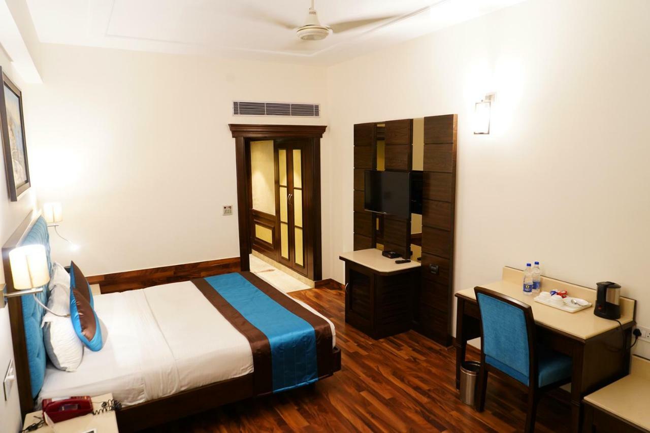 Hotel Park Grand Chandīgarh Esterno foto